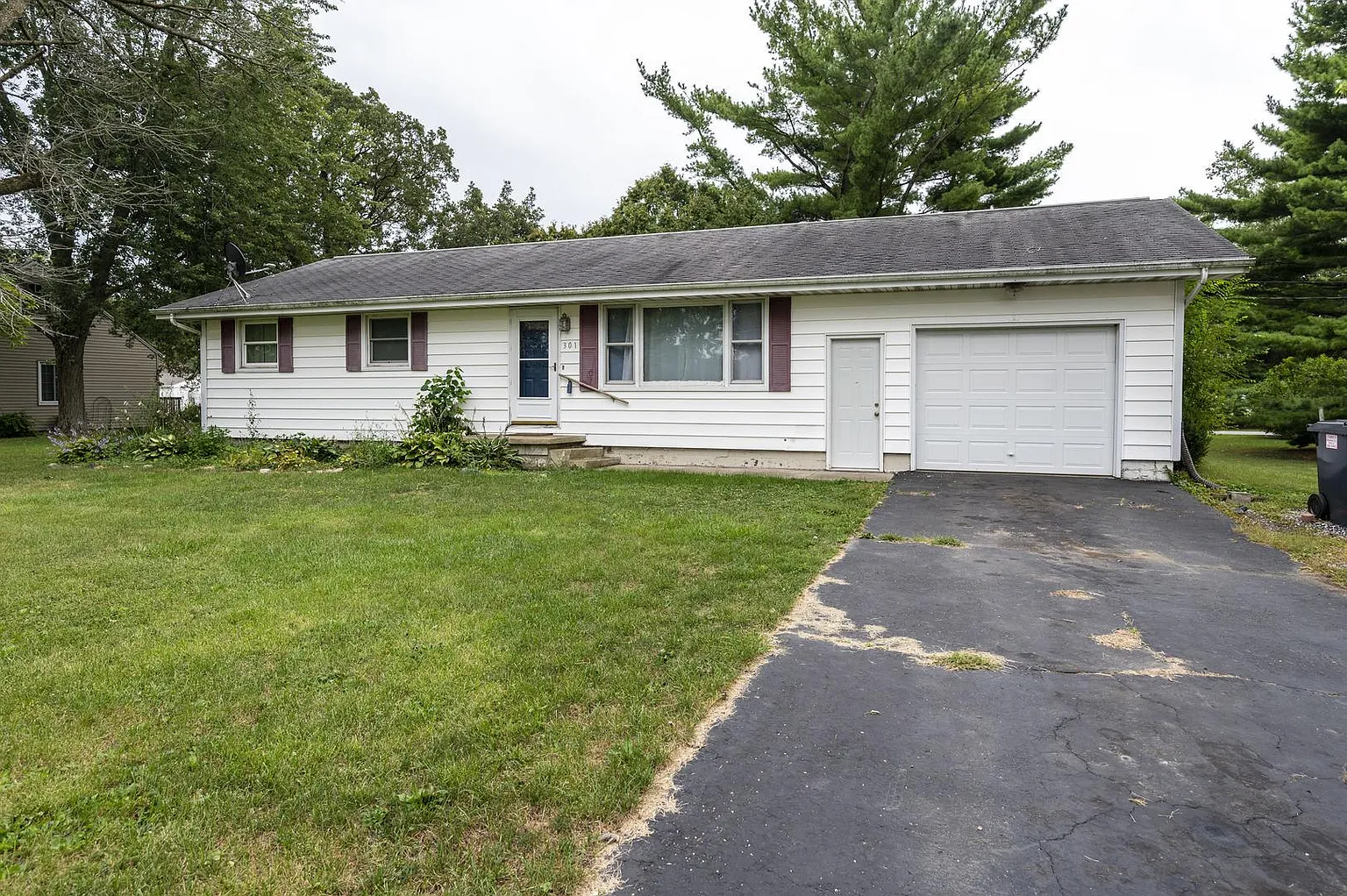 301 E Adams St photo 1