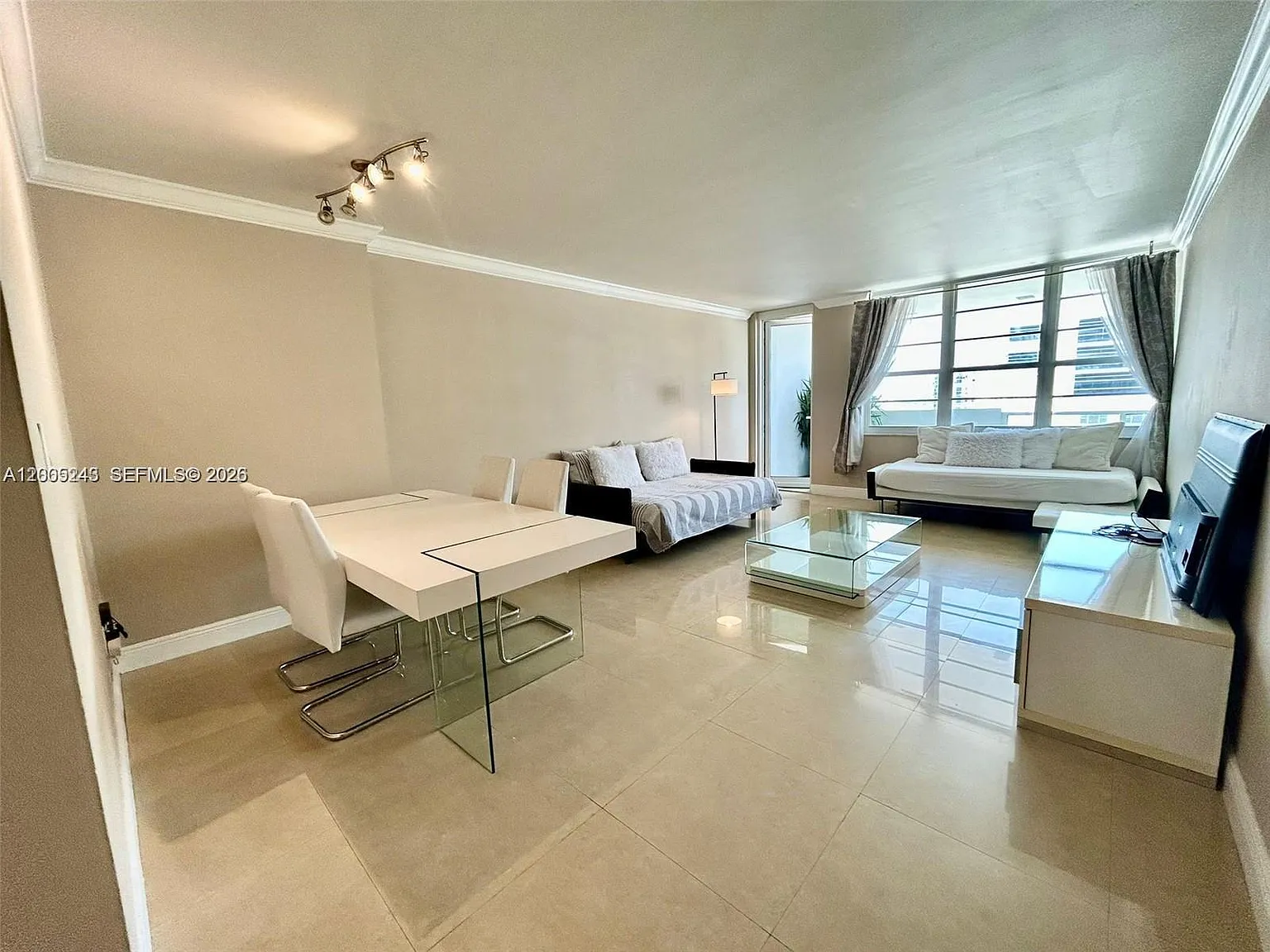 The Decoplage Condo — Photo 3
