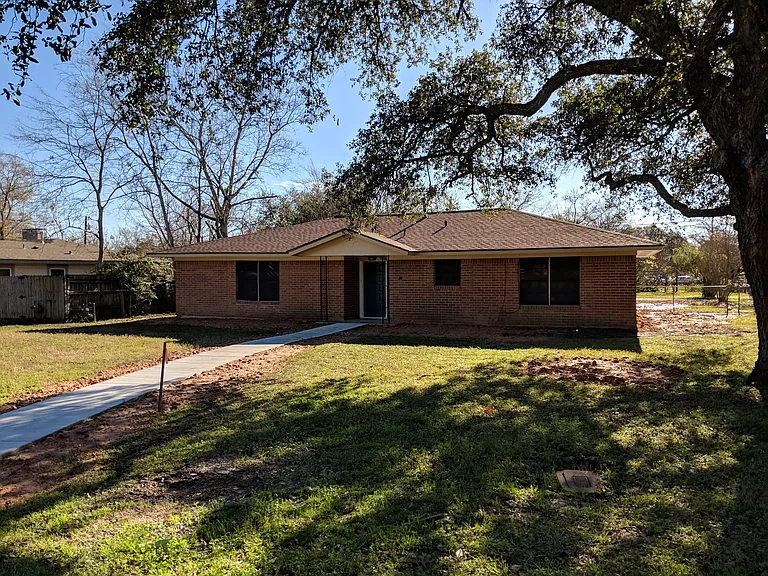 300 Francis Dr — Photo 3