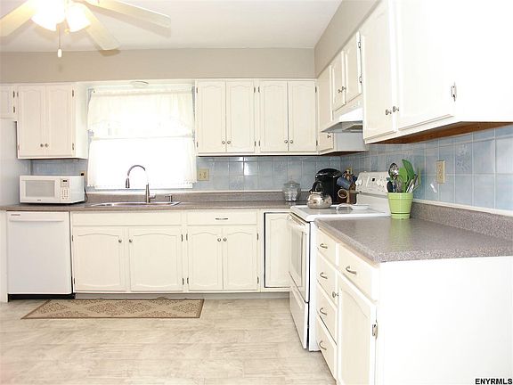 2nd image of 8 Drake Ct