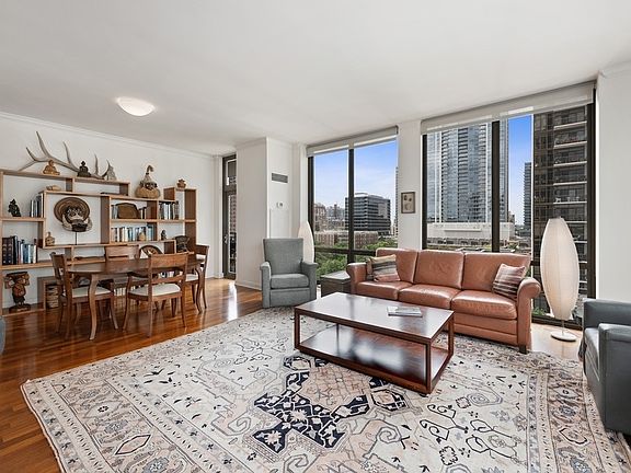 5th image of 1335 S Prairie Ave Unit 810