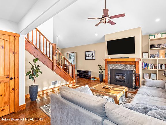 5th image of 168 Pine Dr