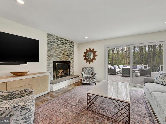 3rd image of 9 Crestline Ct