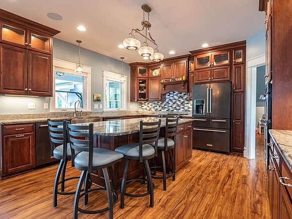 Awesome Kitchen - 9' Island and countertops galore