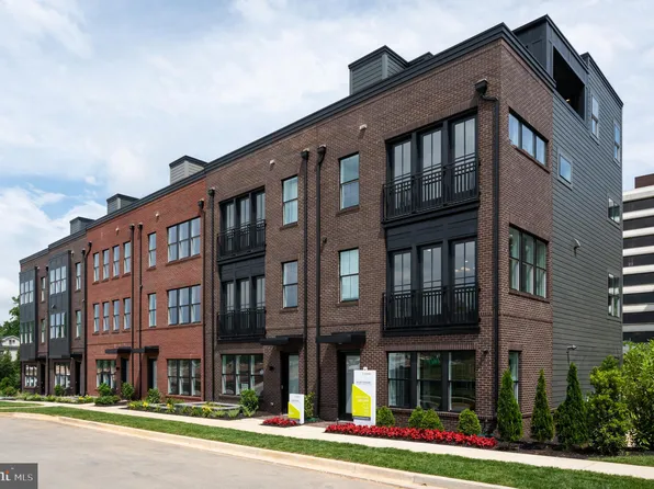 5923 Stonehenge Pl, Rockville, MD 20852