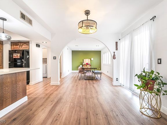 5th image of 3543 Blackstone St