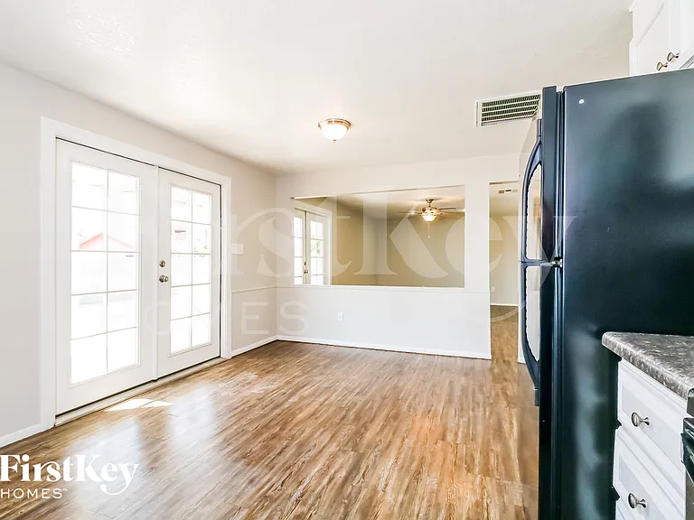 3733 E Eugie Ave — Photo 6
