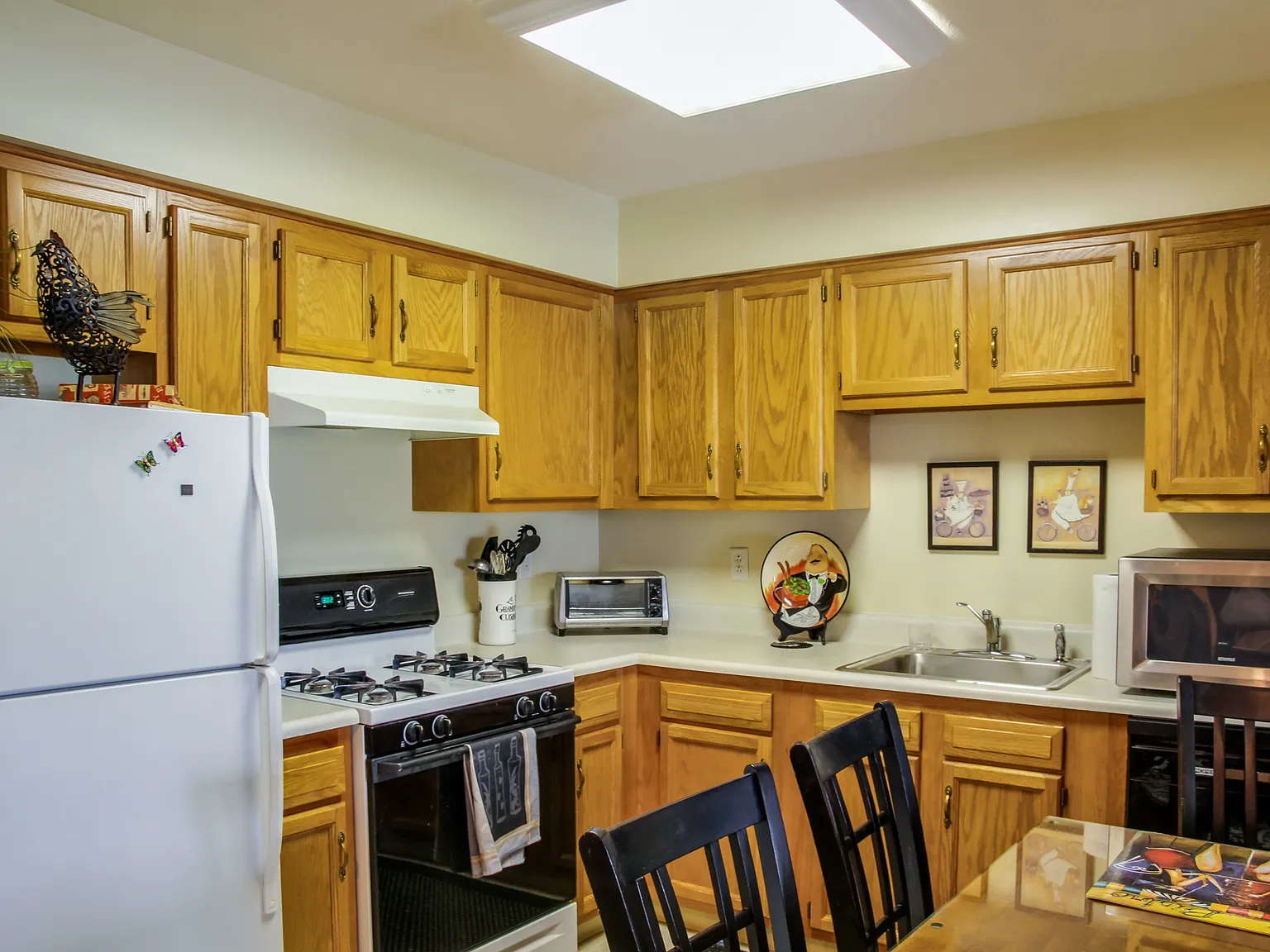 Hopkins Court Apartments — Photo 2