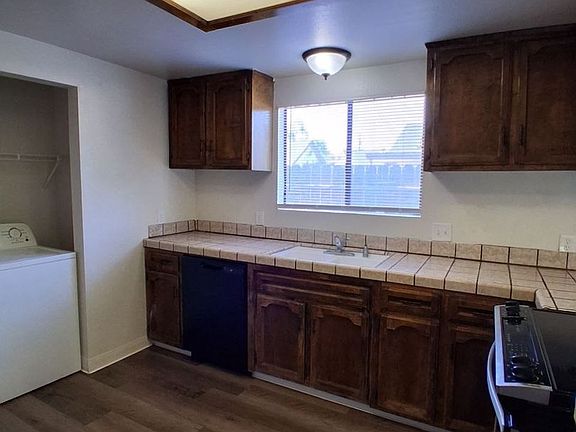 4th image of 2306 N Fruit Ave #101