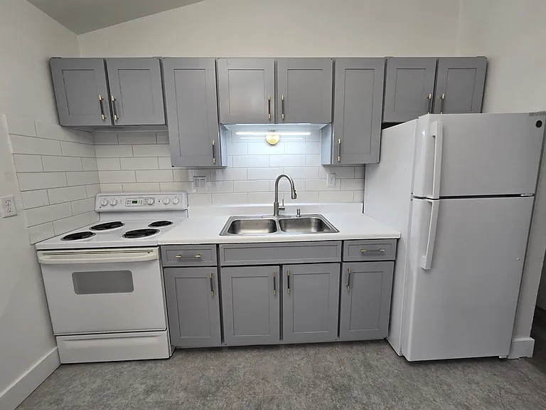 447 Zahn Dr #C — Photo 2