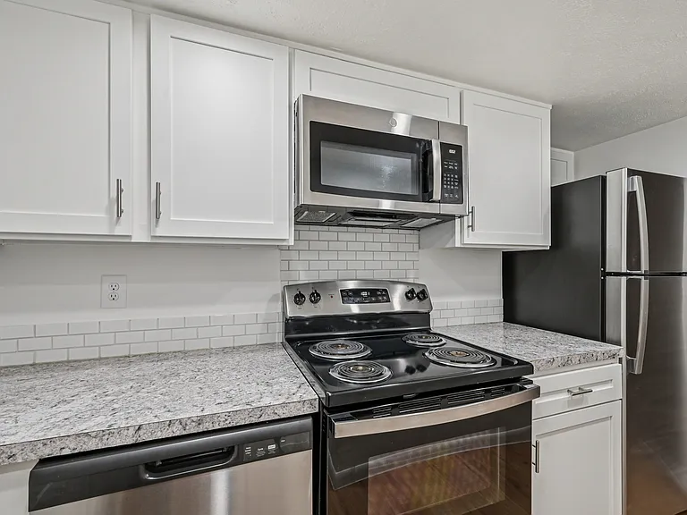Somerford Square Apartments — Photo 8