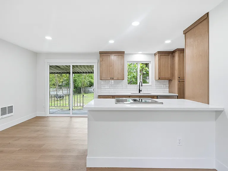 5735 SW 53rd Ave — Photo 2