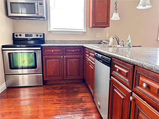 2 bed, 2.0 bath, 975 sqft, $1,395 — Photo 3