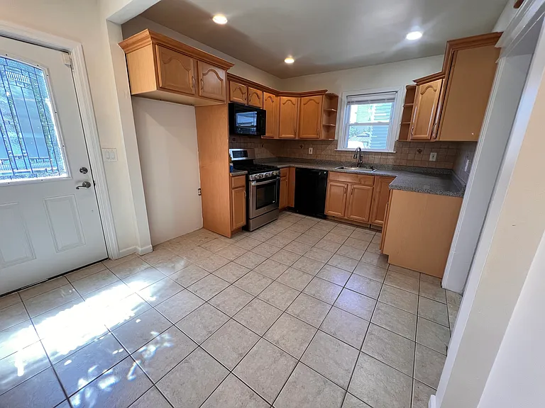 760 Elm St — Photo 6