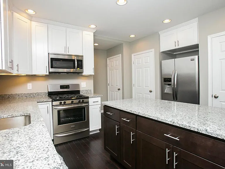 231 N Chester St — Photo 15