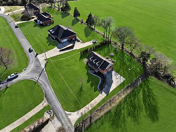 5th image of 48 Fox Run Ln