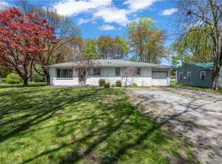 178 Meadowdale Dr, Rochester, NY 14624
