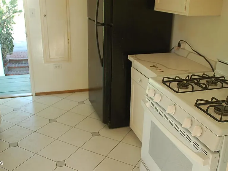 1637 Raymond Hill Rd — Photo 3