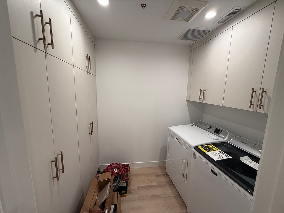 Separate pantry/laundry room off kitchen