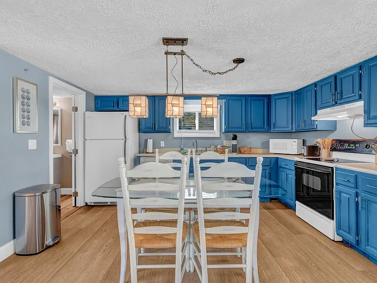 174 East Grand Avenue - Cottage — Photo 3