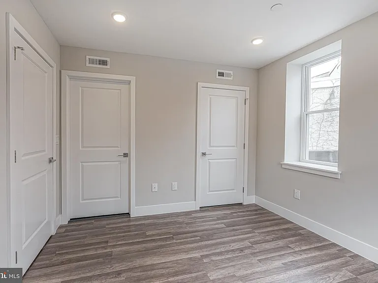 1070 N Front St #B — Photo 6