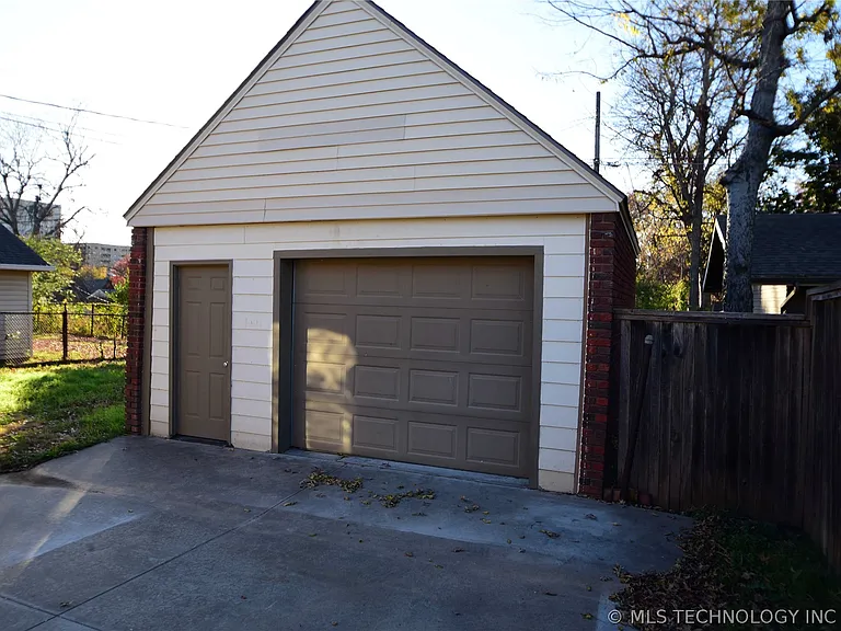 1740 S Yorktown Ave — Photo 27