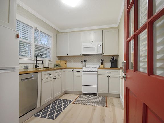 4th image of 24 1/2 Marion Ave #24-1/2