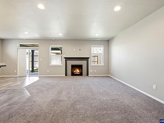 5th image of 541 Derby St SE