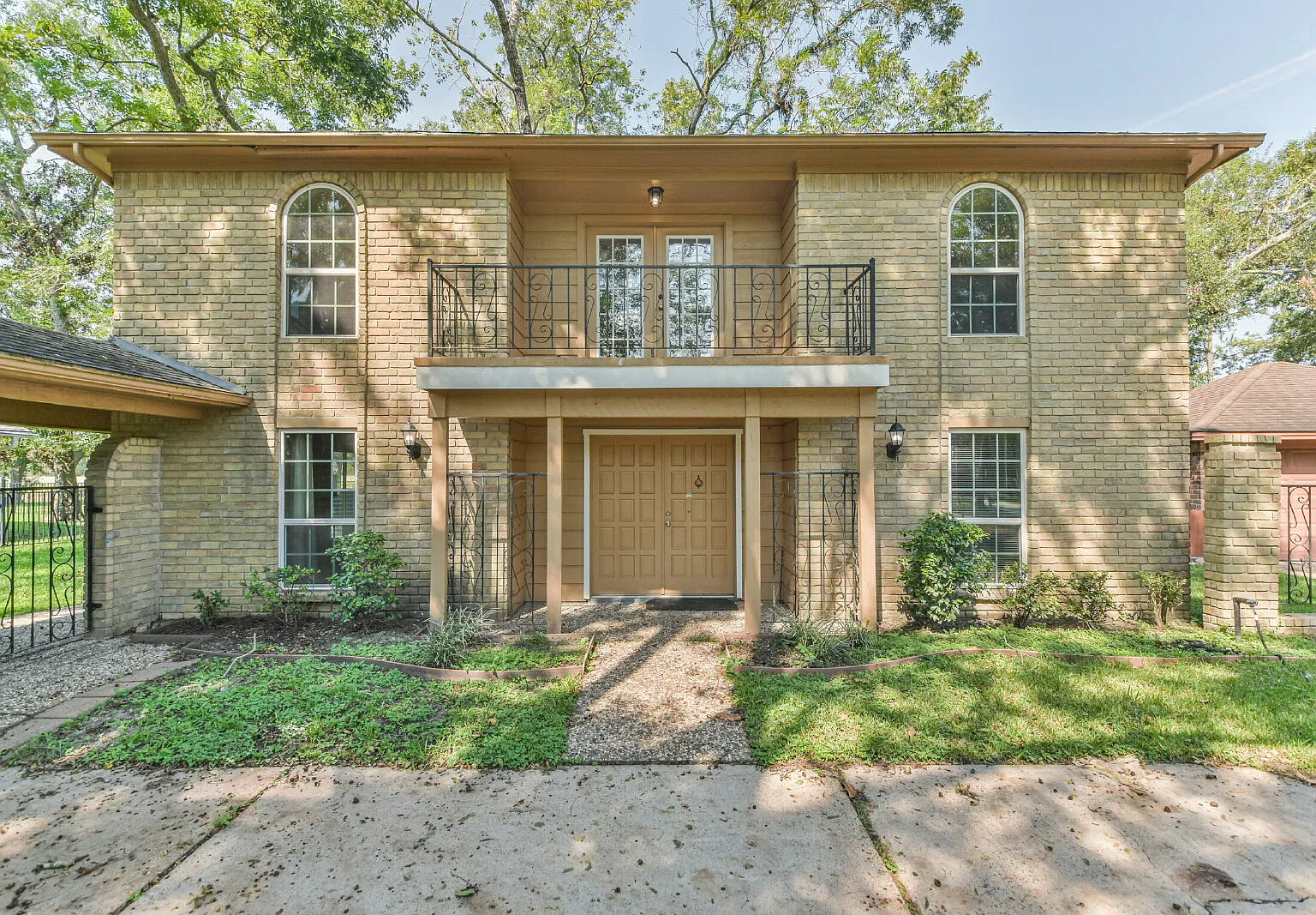 4 bed, 2.5 bath, 2356 sqft, $2,300 — Photo 3