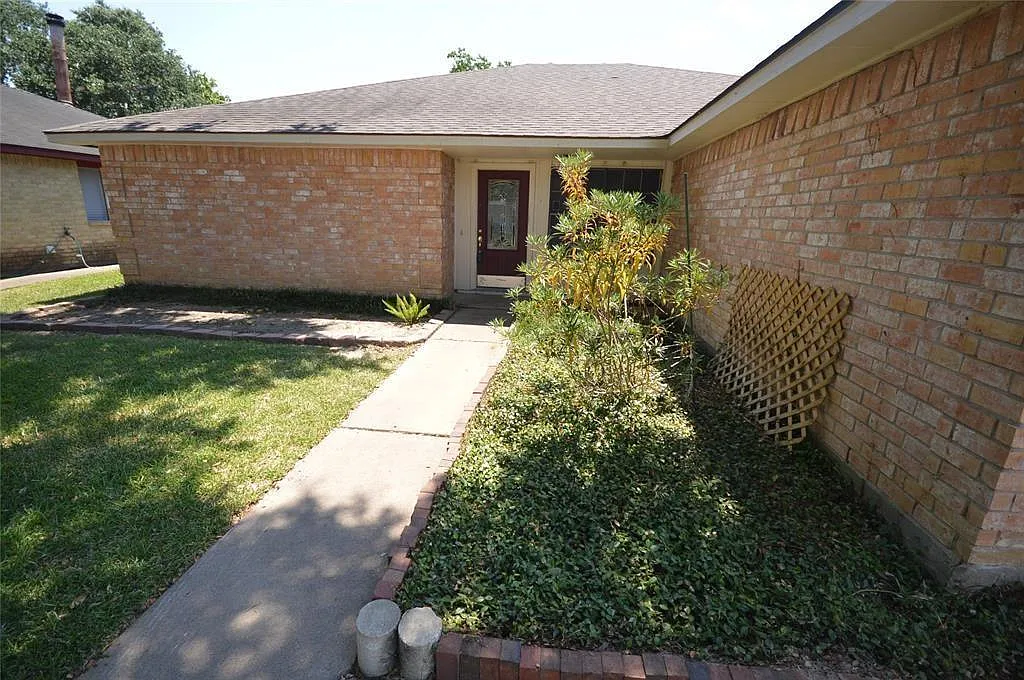 4 bed, 2.0 bath, 1904 sqft, $1,850 — Photo 2