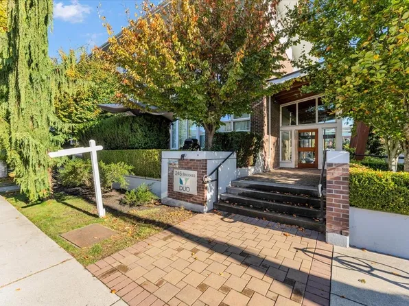 245 Brookes St #302, New Westminster, BC V3M 0G5