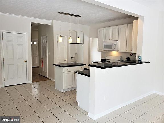 4th image of 7944 Westbury Ln