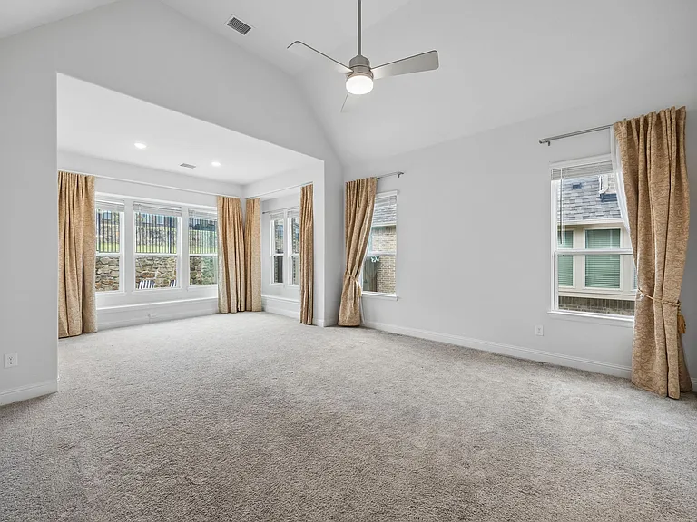 439 Montrose Dr — Photo 10