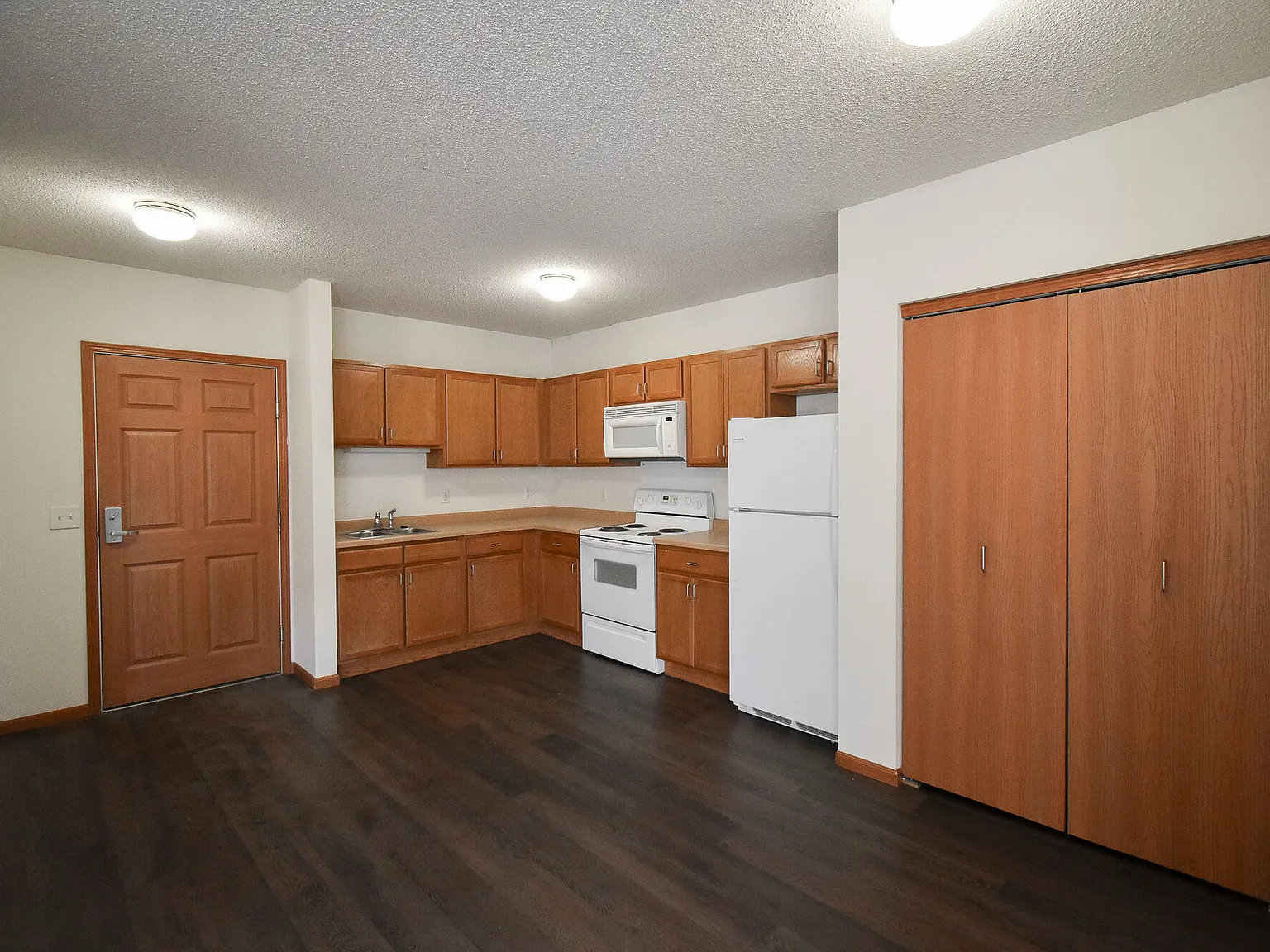 Lyon's Court Senior Apartments — Photo 1