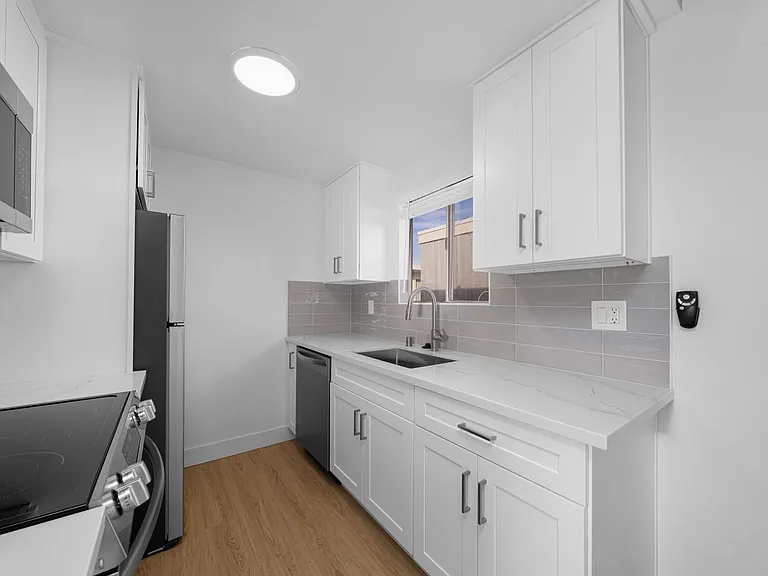 Modern University Crest Apartments 1 Month Free — Photo 31