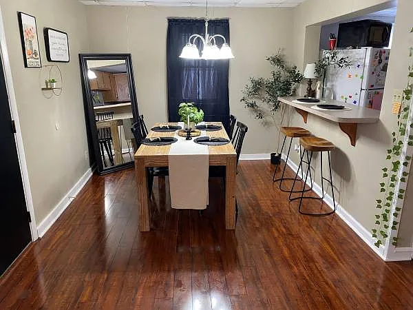 3 bed, 1000 sqft, $1,770 — Photo 3