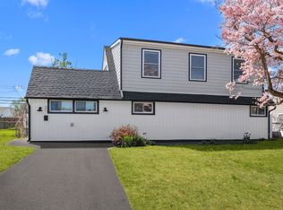 31 Nettletree Ln, Levittown, PA 19054