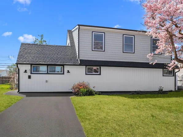 31 Nettletree Ln, Levittown, PA 19054