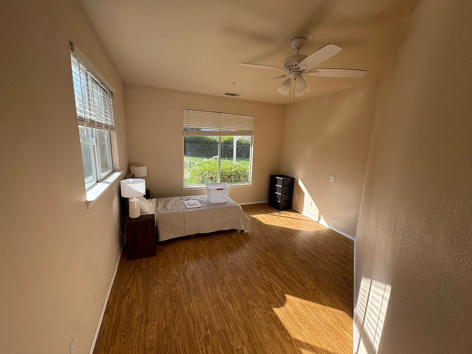 3 bed, 2.5 bath, 2020 sqft, $800 — Photo 2