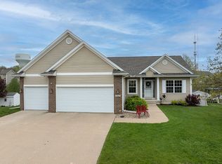7313 Prairie Hawk Dr SW, Cedar Rapids, IA 52404