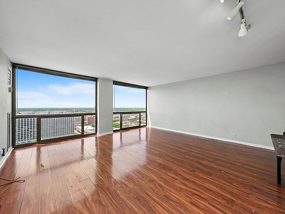 3rd image of 4343 N Clarendon Ave APT 2507