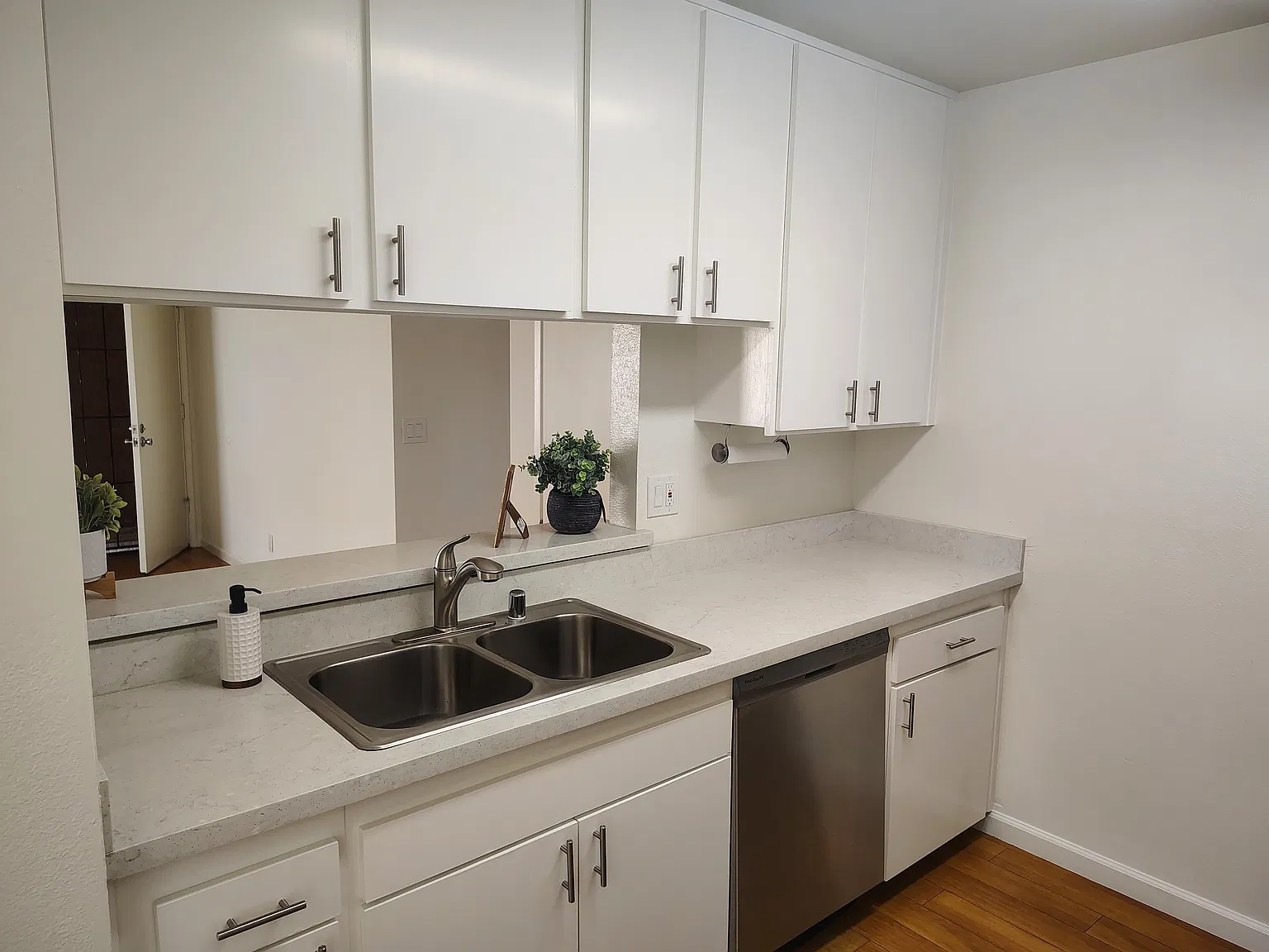 2 bed, 950 sqft, $2,595 — Photo 2