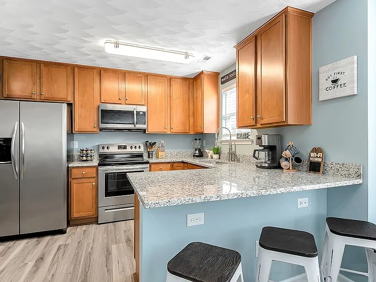 Fully stocked modern kitchen!!