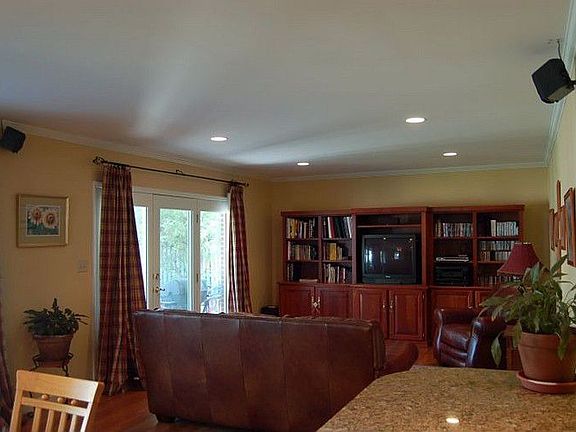 4th image of 405 Queensway Dr