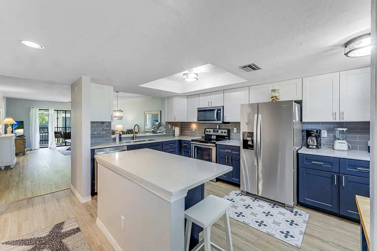 2 bed, 2.0 bath, 1069 sqft, $4,500 — Photo 2