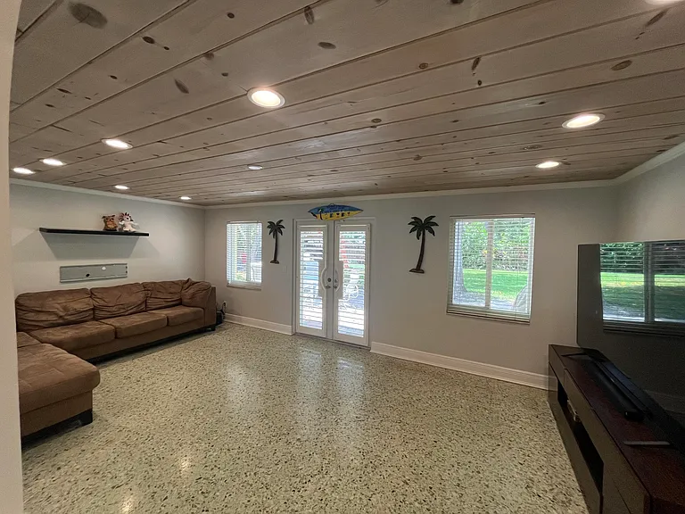 620 NE 9th Ave — Photo 40