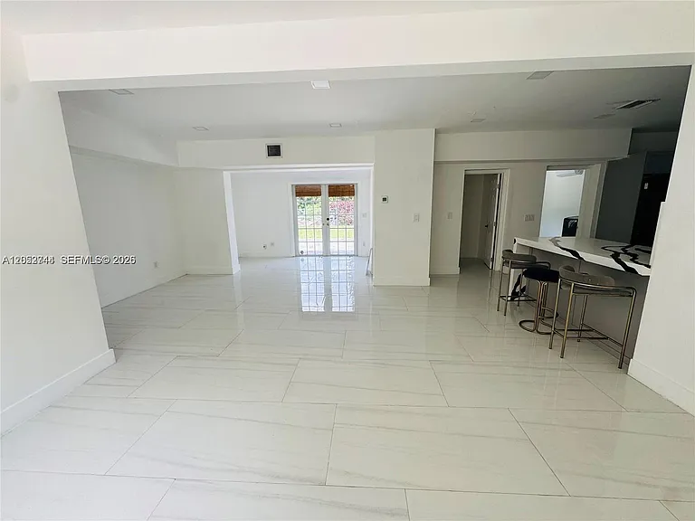 516 La Villa Dr — Photo 2