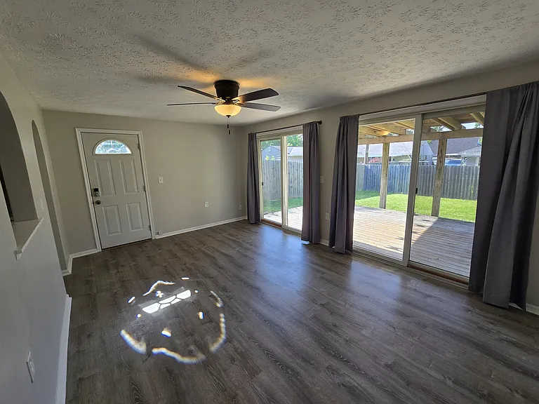 2952 Louise Ave — Photo 8