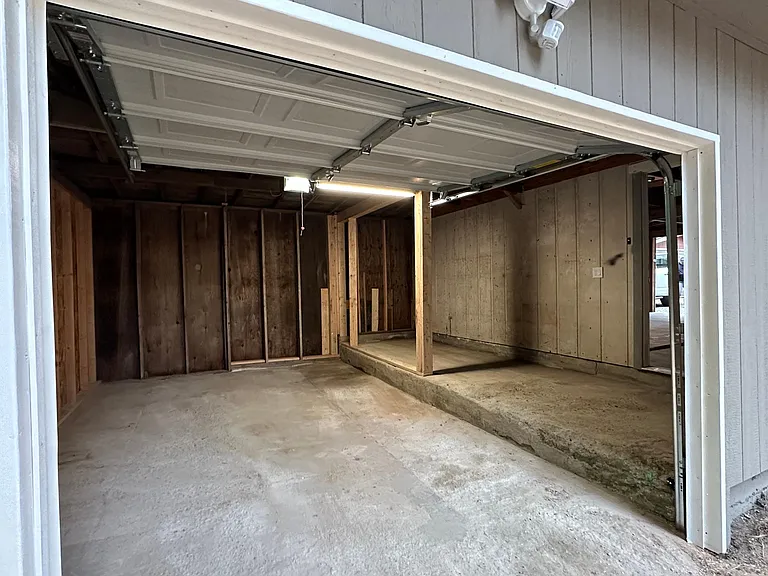 Detached workshop + automatic garage