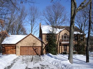 27 Robin Crest Rd, Hawthorn Woods, IL 60047